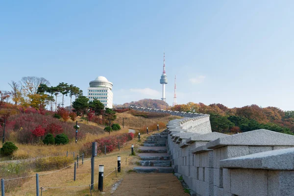 Torre de Seúl con hojas de arce de otoño amarillo y rojo en Namsan mo —  Fotos de Stock