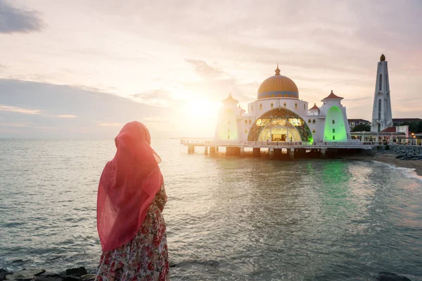 Malacka sundet moskén med Muslim be i Malaysia. Malaysiska m — Stockfoto