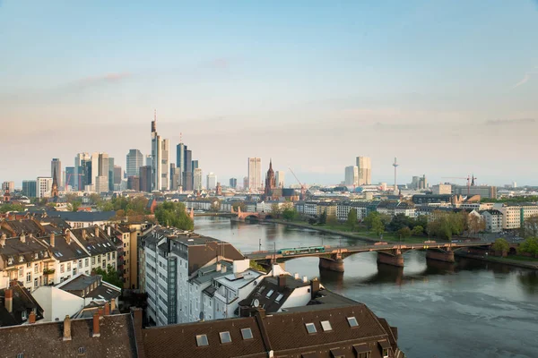 Frankfurt am Main. Εικόνα της Frankfurt am Main ορίζοντα στο πρωί — Φωτογραφία Αρχείου