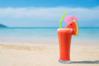 Phuket, Tha mavi tropikal yaz sahilde kokteyl karpuz