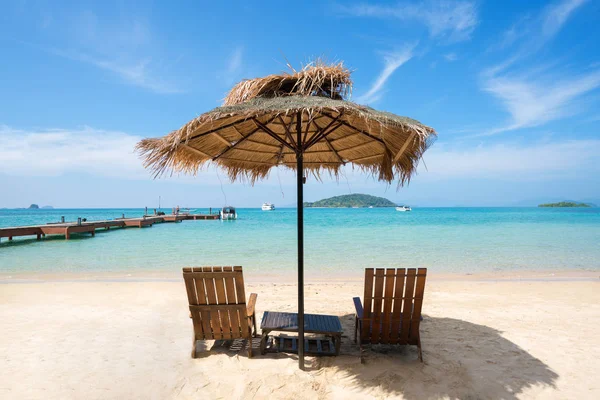 Strandstoelen en parasol op zomer eiland in Phuket, Thailand. — Stockfoto