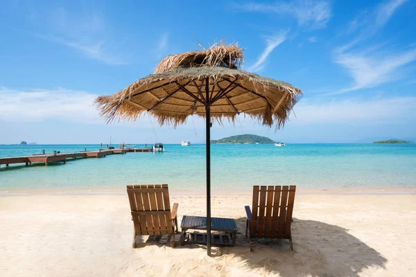 Chaises de plage et parasol sur l'île d'été à Phuket, Thaïlande . — Photo