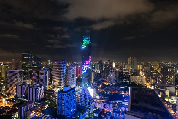 Bangkok nacht weergave met wolkenkrabber in de zakenwijk in Bangk — Stockfoto
