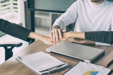 Üç iş ortakları ekibi ile el ele tutusun sta tebrik için