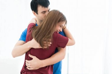 Asya sevgilisi ya da sarılma ve öpüşme smili ile bir çift portre