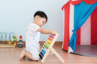 Asya bebek çocuk sayılacak öğrenir. Abaküs t ile oynayan sevimli çocuk
