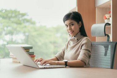 Asyalı genç akıllı kadın yöneticisi onun iş w yaparken rahat ile