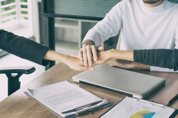 Tre team di partner commerciali con le mani unite per salutare il personale — Foto Stock