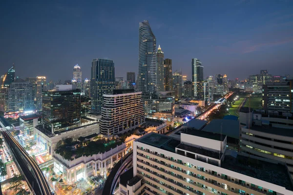 Modern building in Bangkok business district at Bangkok city wit — Stock Photo, Image