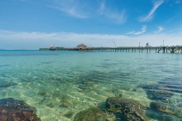 Wooden pier with tropical hut at resort in Phuket, Thailand. Sum — Stock Photo, Image