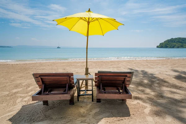 Sillas de playa y paraguas en la isla de verano en Phuket, Tailandia . — Foto de Stock