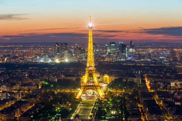 PARÍS, FRANCIA - 5 de mayo de 2016: Hermosa vista al horizonte de París Eiffel — Foto de Stock