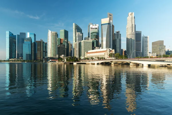 Distrito de negocios de Singapur skyline y rascacielos por la mañana en —  Fotos de Stock