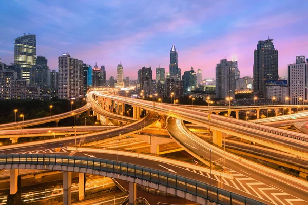 Hermosa ciudad de Shanghai con paso elevado de intercambio al anochecer i — Foto de Stock