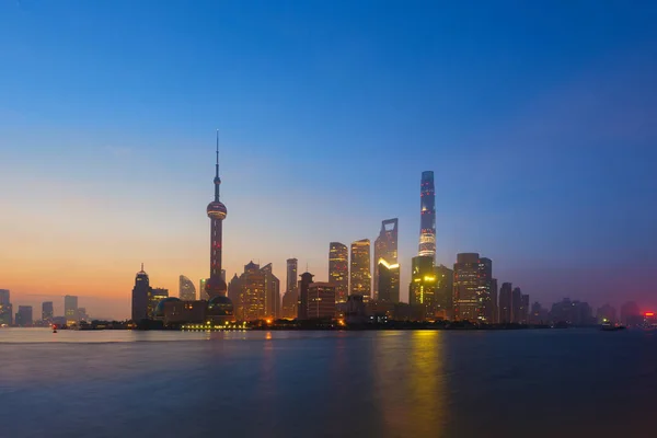 Vista de Shanghai en las finanzas de Lujiazui y el comercio de distrito de negocios — Foto de Stock