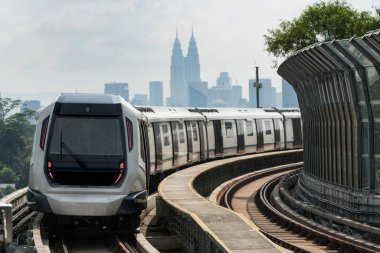Kuala Lumpur kitle hızlı Transit (Mrt) tren doğru yaklaşıyor 