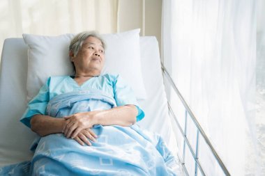 Asya bakan yatakta yatan yaşlı kadın hastaların depresif 