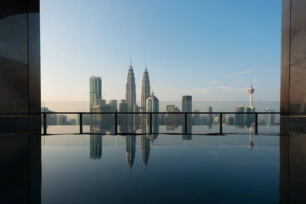 Piscina no telhado com bela vista para a cidade Kuala lumpur , — Fotografia de Stock