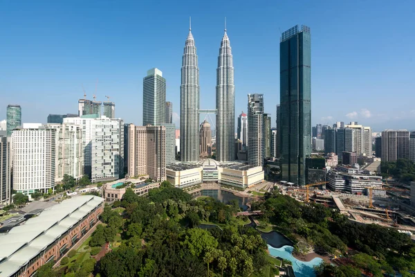 Kuala Lumpur skyline cidade e arranha-céus edifício no negócio d — Fotografia de Stock