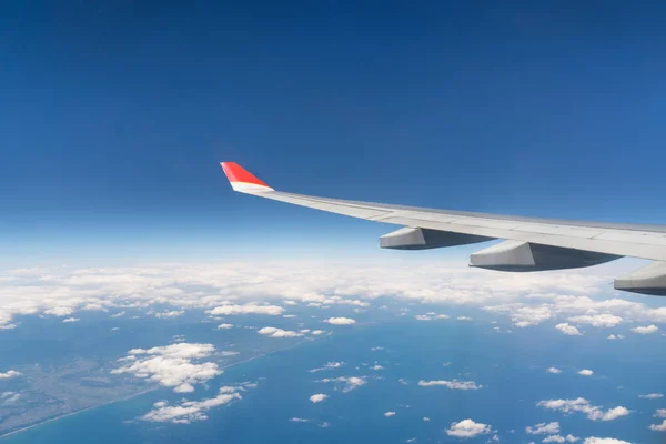 푸른 하늘과 흰 구름이 있는 비행기 창문에서 바라봄 — 스톡 사진