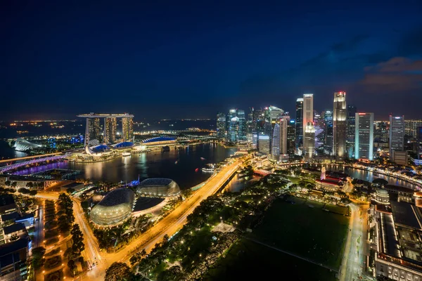 Vista aérea del distrito de negocios y la ciudad de Singapur en el crepúsculo — Foto de Stock