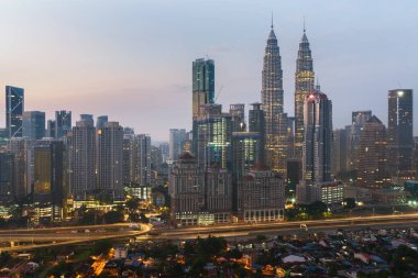Kuala Lumpur manzarası ve gökdelen Otoban yol gece ile ben