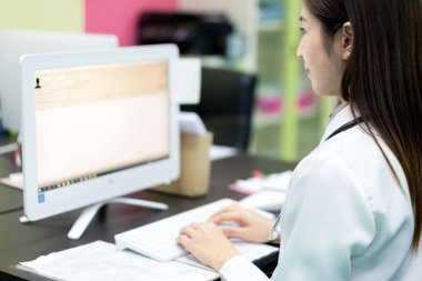 Asyalı kadın doktor tıbbi re hasta bilgileri arama