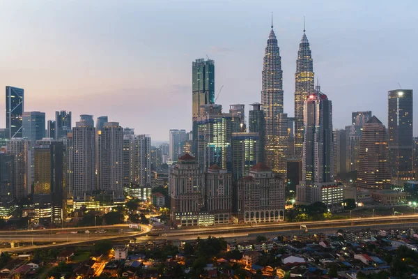 Kuala Lumpur skyline e arranha-céu com estrada à noite i — Fotografia de Stock