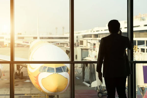 Jonge zakenman stand op de terminal in internatianal airport dur — Stockfoto