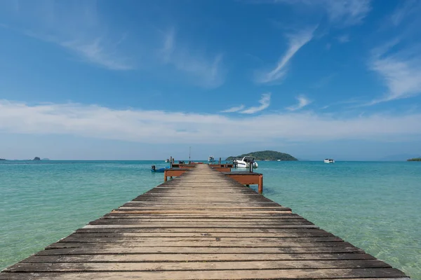 Dřevěné molo Phuket, Thajsko. Léto, cestování, dovolené a Ho — Stock fotografie