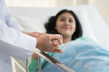 Hasta el de oturan holding samimi adam doktor eller