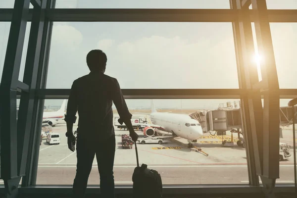 Achterkant van reiziger jongen in termainal op de luchthaven van kijken naar de — Stockfoto
