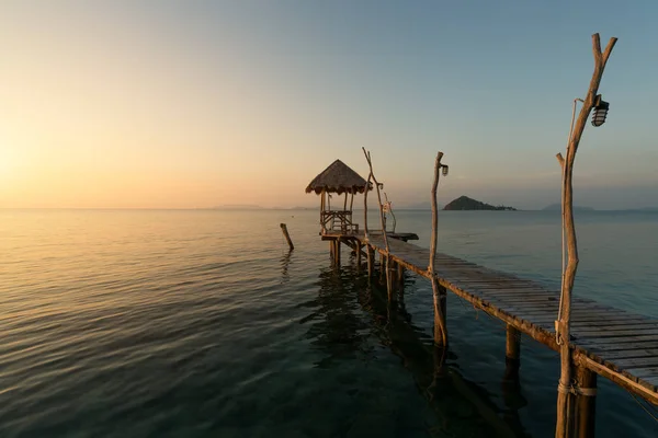 Dřevěné molo mezi západ slunce v Phuketu, Thajsko. Léto, cestování, — Stock fotografie