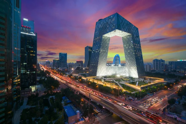 China 's Beijing City, um famoso edifício de referência, China CCTV (CCTV) 234 metros de altura arranha-céus é muito espetacular . — Fotografia de Stock