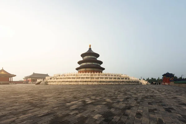 Maravilhoso e surpreendente templo de Pequim - Templo do Céu em Beiji — Fotografia de Stock