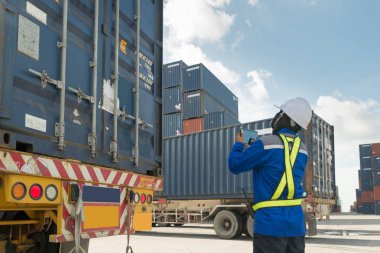 Foreman'ın denetim kapsayıcılarını kutusu kargo yük gemisi f yükleme