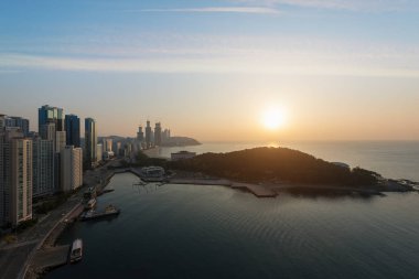Güneş doğarken Busan Haeundae beach. Haeundae beach Busan'ın mo olduğunu