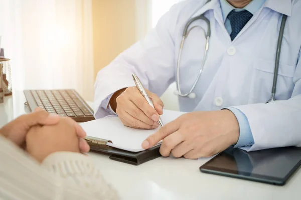 Los doctores y el paciente están discutiendo algo para consultatio — Foto de Stock