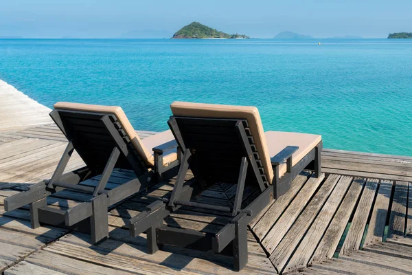 Perfect summer tropical paradise beach with lounge chairs at res — Stock Photo, Image