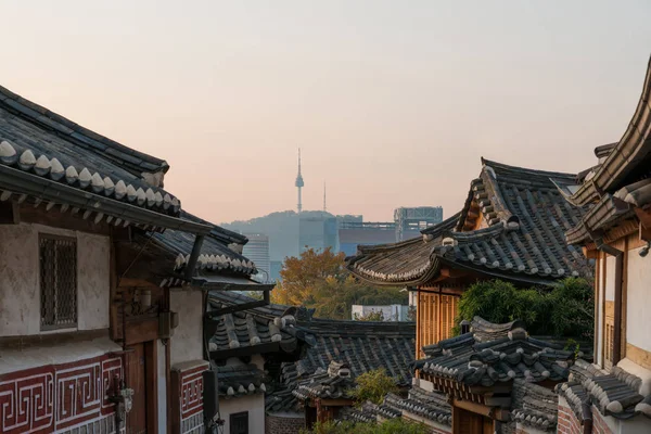 Hagyományos koreai stílusú építészet: w Bukchon Hanok Village — Stock Fotó