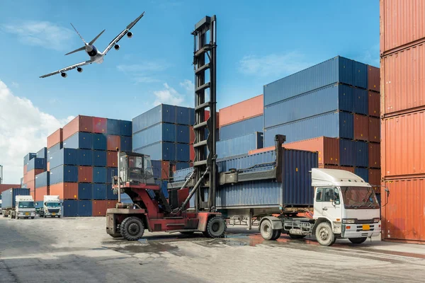 Heftruck container vak laden bij docks met vrachtwagen voor behandeling — Stockfoto