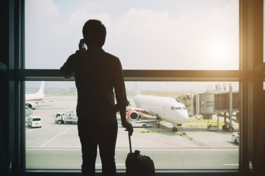 İnternatianal Havaalanı dur terminalde standında genç işadamı