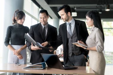 Akıllı Yöneticisi proje ekibine iç toplantı açıklayan