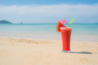 Phuket, Tha mavi tropikal yaz sahilde kokteyl karpuz