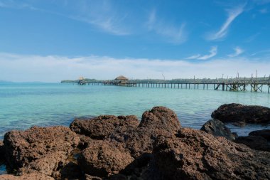 Ahşap iskele Resort Phuket, Tayland için tropikal kulübe ile. Toplam