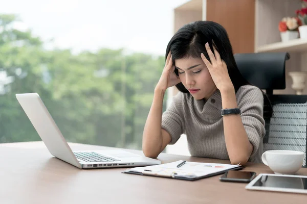 Retrato de cansado jovem mulher de negócios asiática sentindo estresse de — Fotografia de Stock