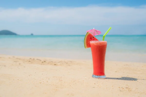 Wassermelonen-Cocktail am blauen tropischen Sommerstrand in Phuket, tha — Stockfoto