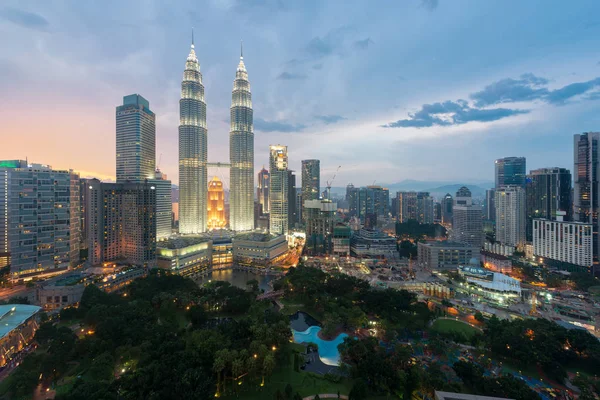 Kuala Lumpur skyline e arranha-céu à noite em Kuala Lumpur, Ma — Fotografia de Stock