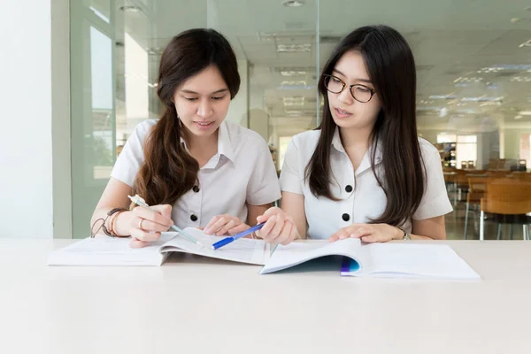 Dois estudantes asiáticos a estudar juntos na universidade. Universidade s — Fotografia de Stock