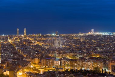 Barcelona'da Barcelona şehir manzarası akşam sırasında Üstten Görünüm, 